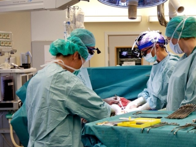 سعودی عرب میں ڈاکٹروں نے آپریشن کر کے خاتون کے پیٹ سے 17.5 کلو وزنی رسولی نکال لی