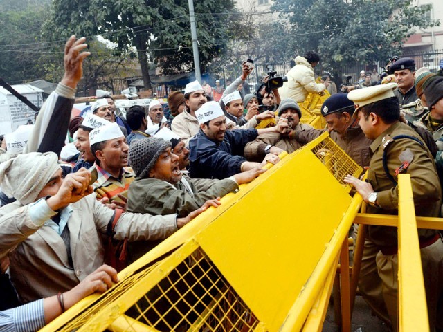 نئی دہلی: وزیراعلیٰ کے دھرنے پر لاٹھی چارج، متعدد زخمی