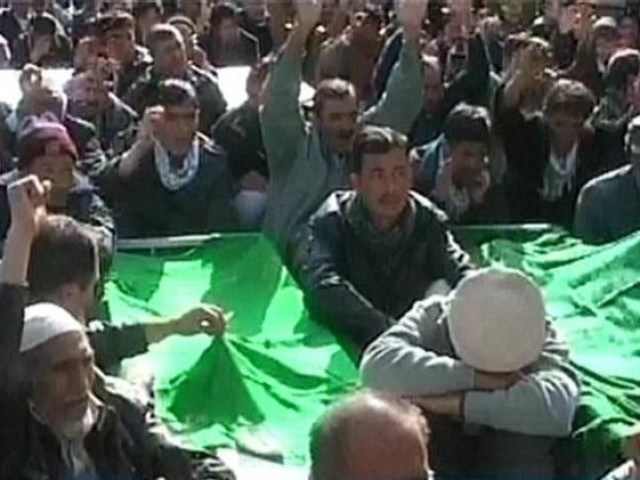 کوئٹہ کے علمدار روڈ پر سانحہ مستونگ میں جاں بحق افراد کے ورثا کا میتوں سمیت دھرنا