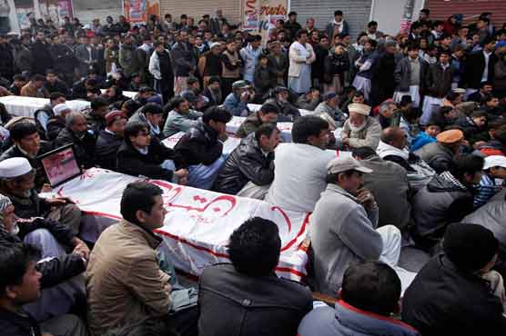 سانحہ مستونگ، جاں بحق افراد کے ورثا کا میتیں رکھ کر دھرنا جاری