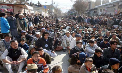 مستونگ حملے کے خلاف کوئٹہ کے شہدا چوک پر دھرنا