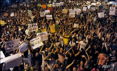 فٹبال ورلڈ کپ: تیاریوں پر اٹھنے والے اخراجات کے خلاف احتجاج