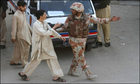 کراچی میں دھماکے اور خود کش حملہ، 3 رینجرز اہلکار ایک نجی سیکیورٹی گارڈ جاں بحق