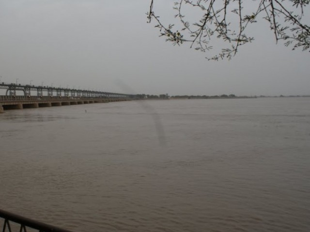 کندھ کوٹ میں پولیس کے خوف سے 3 خواتین نے 4 بچوں سمیت دریا میں چھلانگ لگادی