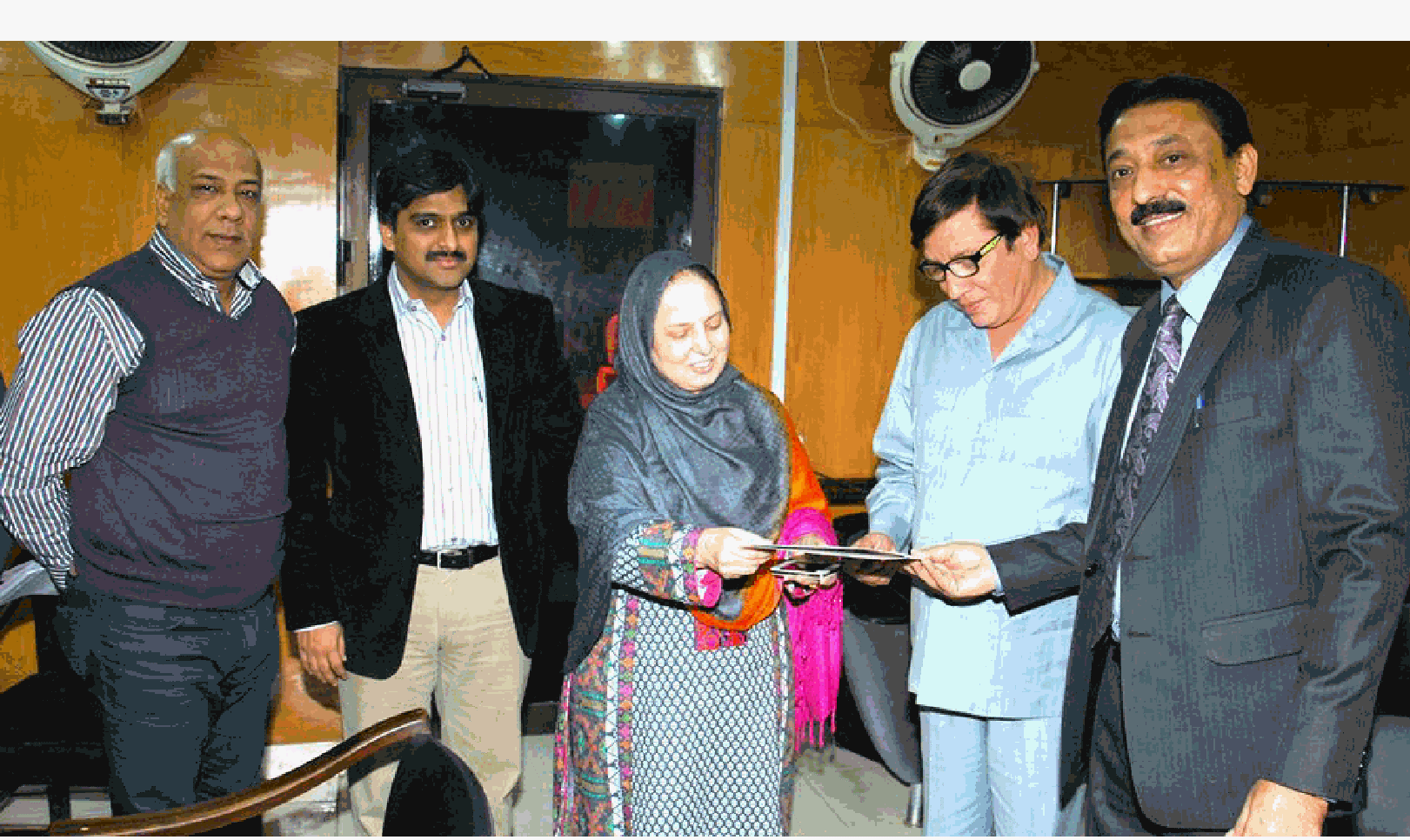 عوامی نمائندوں اور عوام کے تعاون سے ضلع کورنگی میں ترقی کا جال بچھا کر عوام کو مسائل سے نجات دلا ئیں گے۔ غلام رسول، طلعت محمود