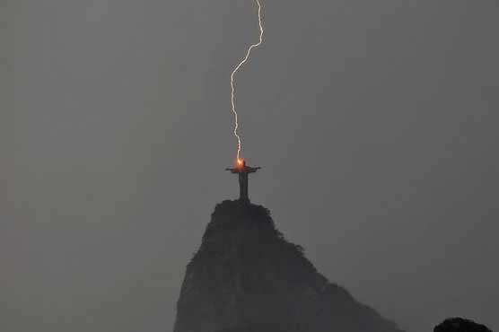 برازیل: آسمانی بجلی گرنے سے مجسمے کو جزوی نقصان