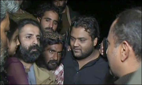 کشمور ڈیرہ موڑ  پر بگٹی مہاجرین کا دھرنا دوسری رات بھی جاری