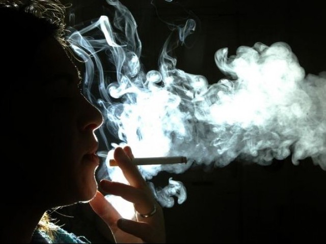 نوجوان پاکستانی خواتین میں سگریٹ نوشی کا رجحان خطرناک حد تک بڑھ رہا ہے، رپورٹ