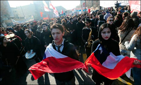 چلی میں طالبعلم کی چھٹی برسی کے موقع پرطلبا اور پولیس میں جھڑپیں