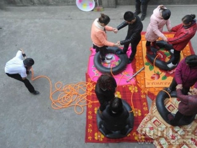 ناک سے ٹرک کی ٹیوبوں میں ہوا بھرنے والا انوکھا چینی شہری