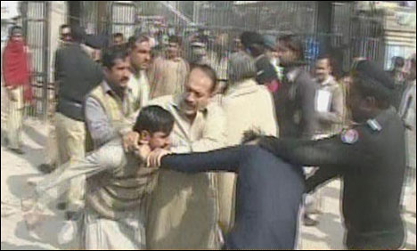 سرگودھا: سیشن کورٹ میں طلاق کا معاملہ، ایک ہی خاندان کے لوگ گتھم گھتا