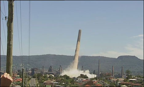 آسٹریلیا: 2 سو میٹر بلند 50 برس پرانی چمنی کنٹرول دھماکے سے گرا دی گئی