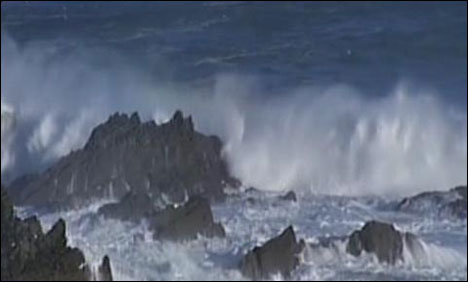 پرتگال میں تیز ہوائیں، ساحل سے 20 فٹ اونچی لہریں جا ٹکرائیں