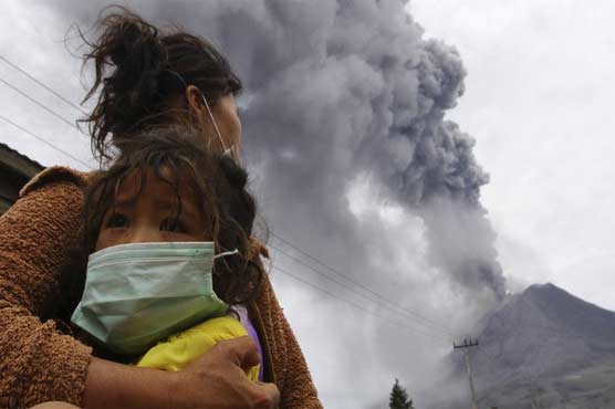 انڈونیشیا:  آتش فشاں پہاڑ پھٹنے سے سولہ افراد ہلاک