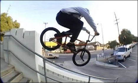 سائیکل بھی چلانی ہے اور کرتب بھی دکھانے ہیں