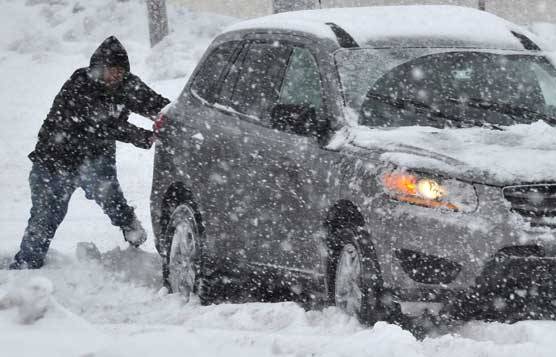 واشنگٹن : برفباری سے معاملات زندگی معطل، بگولوں کی وارننگ بھی جاری