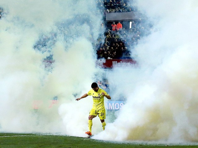 نامعلوم شخص نے آنسو گیس بم پھینک کر فٹبال میچ روک دیا!