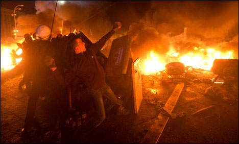 یوکرائن: حکومت مخالف مظاہرین اور پولیس میں جھڑپیں، 18 افراد ہلاک