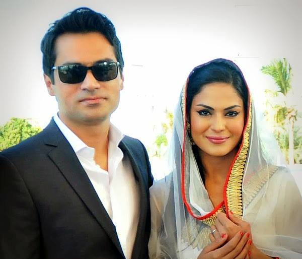 وینا ملک شوہر اسد خان خٹک کے ہمراہ امریکا سے برطانیہ روانہ
