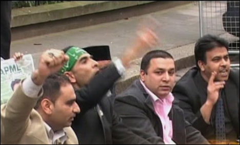 لندن:اے پی ایم ایل کے کارکنوں کا مشرف کے حق میں احتجاج