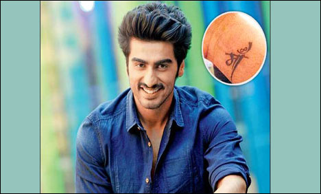 ارجن کپور نے اپنی کلائی پر ماں کے الفاظ کا ٹیٹو بنوالیا