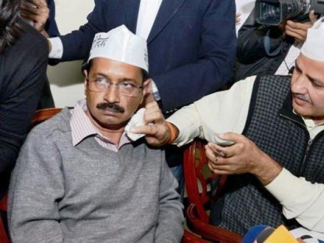 بھارتی شہر بنارس میں اروند کیجریوال کا منہ سیاہی سے کالا کرکے انڈے بھی پھینکے گئے