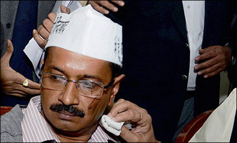 دہلی: عام آدمی پارٹی کے رہنما کے چہرے پر سیاہی پھینک دی گئی