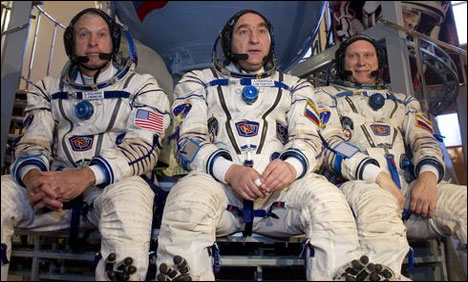 خلائی اسٹیشن پر 6 ماہ گزارنے والے 3 خلا باز قازقستان پہنچ گئے
