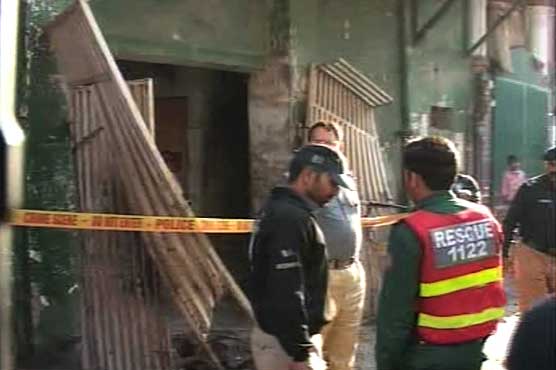 لاہور : شاد باغ میں جوتوں کے کارخانے کے باہر دھماکا،ایک شخص زخمی