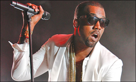 امریکی گلوکار Kanye West   کو فوٹوگرافر سے لڑائی مہنگی پڑگئی