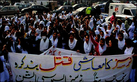 لاہور:ایڈ ہاک نرسوں کا احتجاجی دھرنا جاری