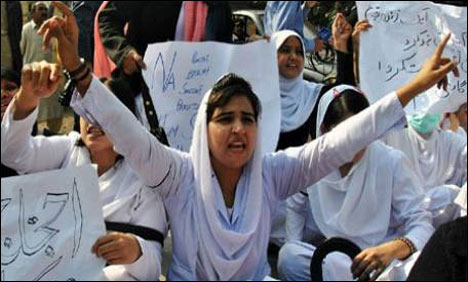 لاہور میں ایڈ ہاک نرسوں کا دھرنا ساتویں روز بھی جاری