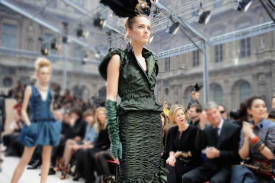 پیرس فیشن شو: دلکش ڈیزائنز سے سجے ملبوسات کی نمائش