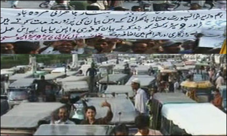 ناگن چورنگی پر چنگ چگی رکشوں پر پابندی کیخلاف ڈرائیوروں کا احتجاج