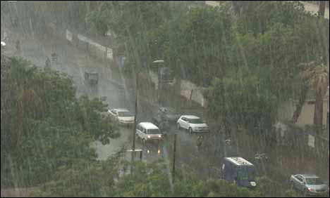 کراچی کے مختلف علاقوں میں تیز ہواؤں کے ساتھ بارش، موسم خوشگوار