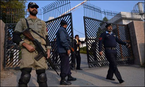 مشرف غداری کیس، صحافی پر پولیس تشدد، ڈی آئی جی سیکورٹی کل طلب