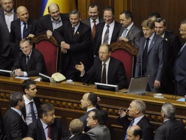 یوکرین نے کریمیا کے معاملے پر وزیر دفاع کو برطرف کر دیا