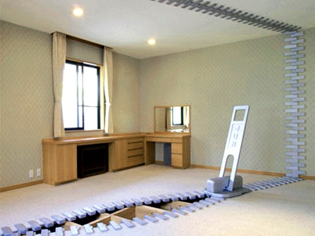 جاپانی آرٹسٹ نے تالاب کو زپ لگا کر دو حصوں میں تقسیم کر دیا