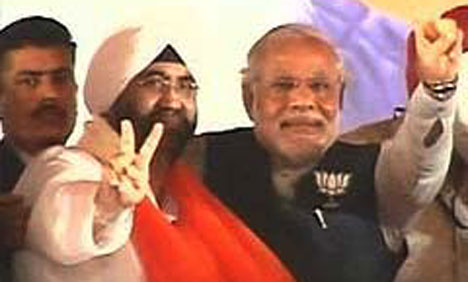 بھارتی وزیراعظم کے بھائی دلجیت سنگھ نے مودی کو گلے لگالیا