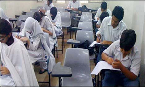 میٹرک امتحانات،بعض سینٹرز پر پرچے تاخیر سے ملنے کی شکایات
