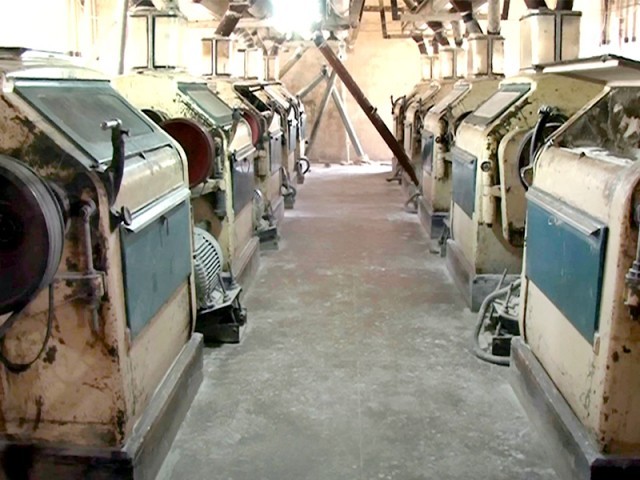 کراچی میں فلور ملوں کی ہڑتال کے باعث مہنگے داموں آٹے کی فروخت جاری