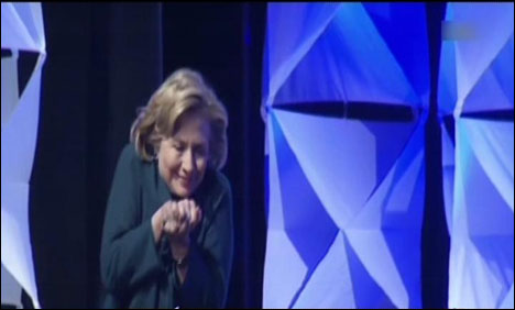 ہلیری کلنٹن پر بھی جوتا پھینک دیا گیا، جوتا پھینکنے والی خاتون گرفتار