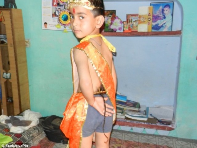 بھارت میں 12 انچ لمبی دم نما چوٹی والے بچے کو بھگوان مان کر پوجا پاٹ شروع کردی گئی