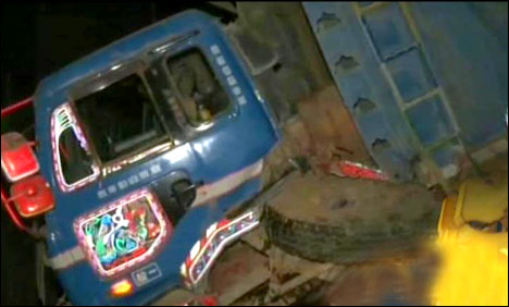 کراچی: نیٹی جیٹی کے قریب ڈمپر حفاظتی دیوار توڑ کر نالے میں جاگرا