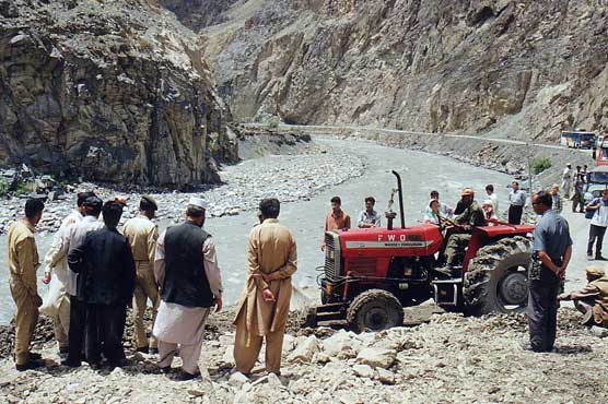 لینڈ سلائیڈنگ ، شاہرہ قراقرم 24 گھنٹے سے بند ، مسافر پھنس کر رہ گئے