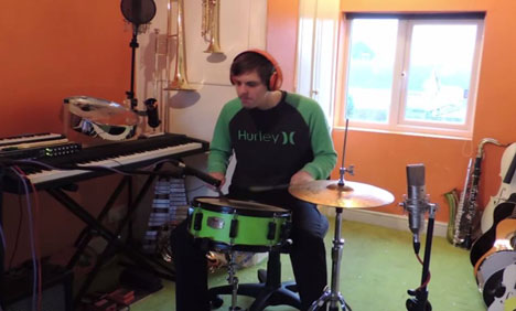 مشہور  فلم  سیریز “اسٹار وارز” کا میوزک  بجانے  کے  ماہر  برطانوی  نوجوان