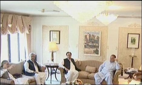 مشرف باہر جائینگے یا نہیں؟ وزیراعظم کی پارٹی رہنماوٴں سے مشاورت