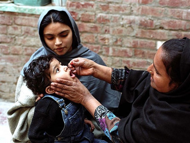 پشاور: لیڈی ہیلتھ ورکرز کا تنخواہوں کی عدم ادائیگی پر صحت کا انصاف مہم میں شرکت سے انکار