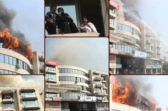لاہور: کلمہ چوک کے نجی پلازہ میں آتشزدگی، لوگوں کو بحفاظت نکال لیا گیا