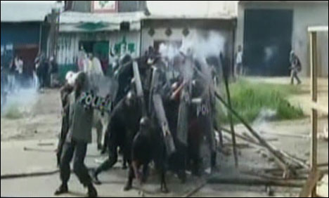 پرْو میں زمین پر قابض افراد کی پولیس سے جھڑپیں ،شیلنگ